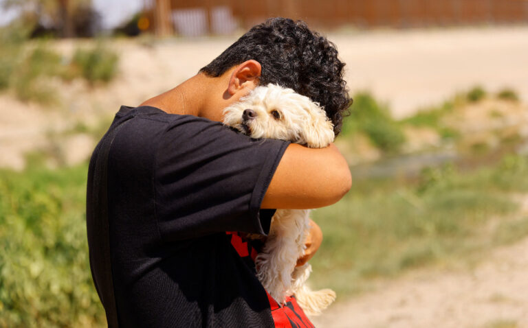 Venezolano viajó por varios países con su perrita pero tuvo que dejarla en México para pedir asilo en EE.UU.