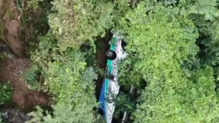 Caída de autobús en un precipicio deja nueve muertos en Costa Rica