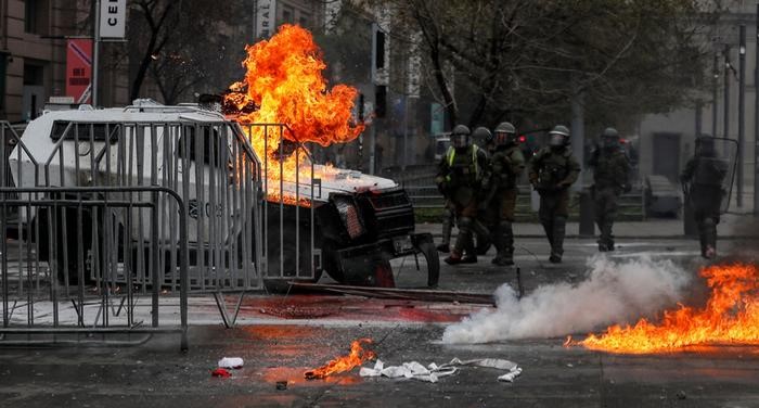 Disturbios y saqueos encabezaron el 49º aniversario del golpe militar en Chile frente al Palacio de La Moneda
