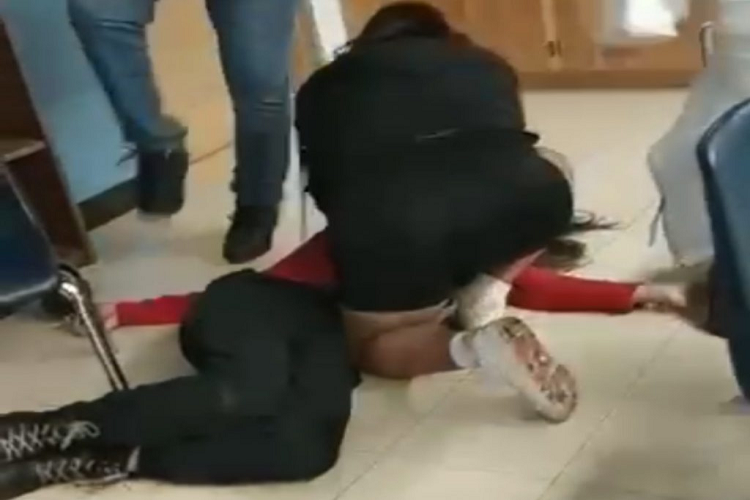 Dos adolescentes venezolanas fueron brutalmente golpeadas en escuela de EEUU (+Video)
