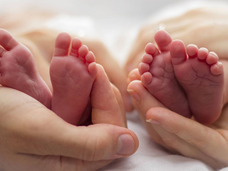 Mujer quedó embarazada de gemelos y las pruebas de ADN revelaron que son de diferentes padres