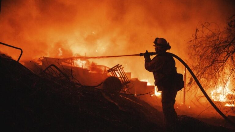 Al menos cuatro muertos y miles de evacuados por los incendios en California