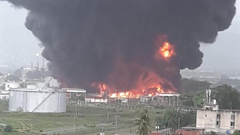 Diputado Matheus calificó de risible que se atribuya a un rayo incendio en refinería de Puerto La Cruz