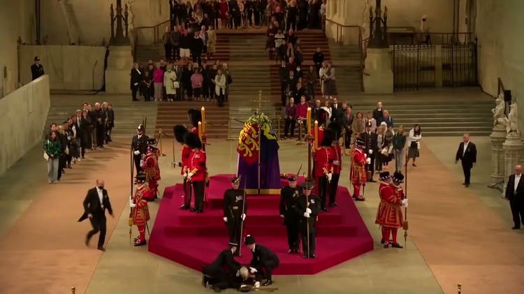 Guardia real parece desmayarse mientras custodia el féretro de Isabel II