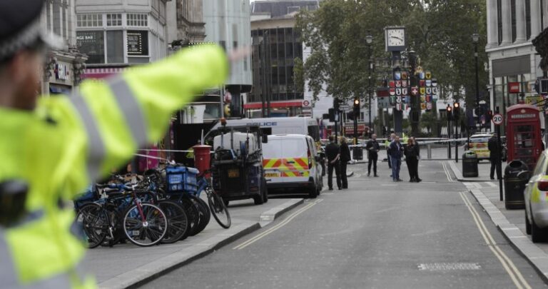 Hombre apuñala a dos policías en el centro de Londres