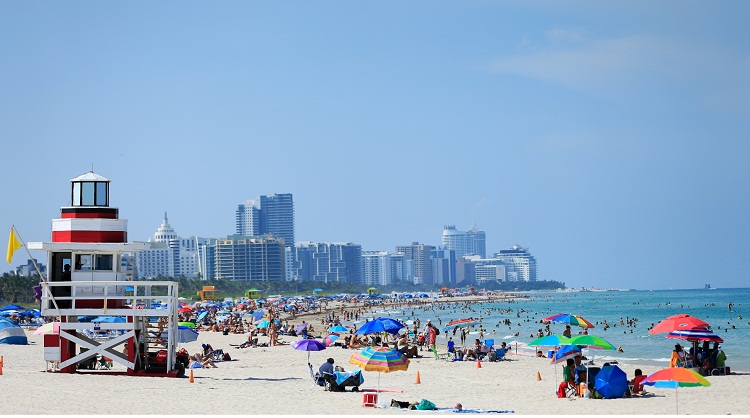 Miami Beach prohíbe fumar en playas y parques públicos
