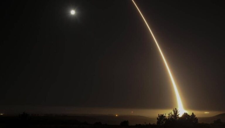 El Pentágono prueba con éxito un misil intercontinental