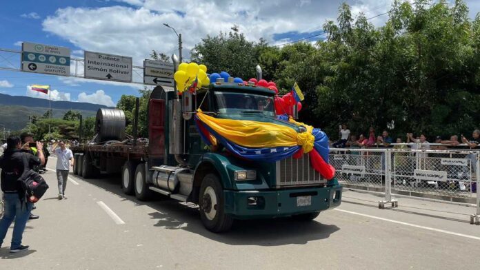 Primer camión cargado con mercancía venezolana cruza la frontera con Colombia