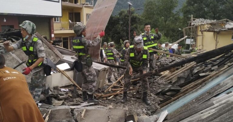 Sube a 74 el número de muertos por el sismo en el suroeste de China