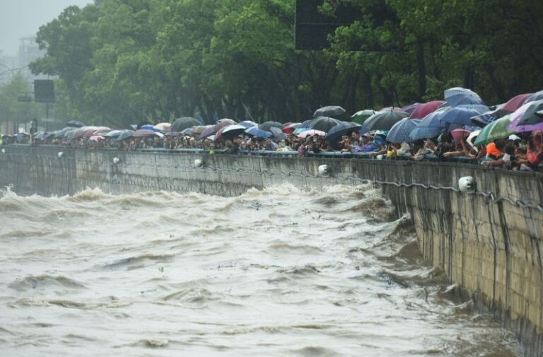 Cientos de miles de evacuados en China ante la llegada del tifón Muifa