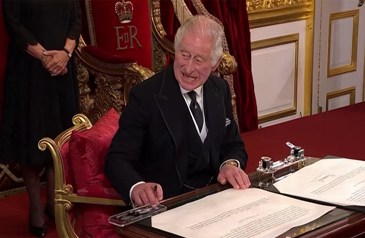 El insólito percance del rey Carlos III con un bolígrafo que lo vuelve a enojar