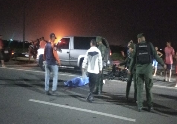 Motorizado muere al chocar contra camioneta en Los Taques