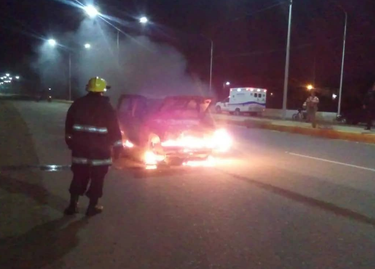 Coro| Vehículo se quemó en la Chema Saher