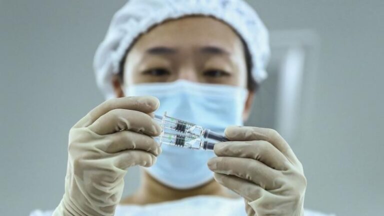 China aprueba la primera vacuna inhalable contra el COVID-19