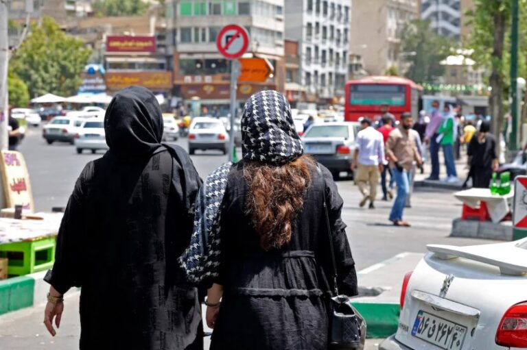 Crecen protestas en Irán por la muerte de una mujer por llevar mal el velo islámico
