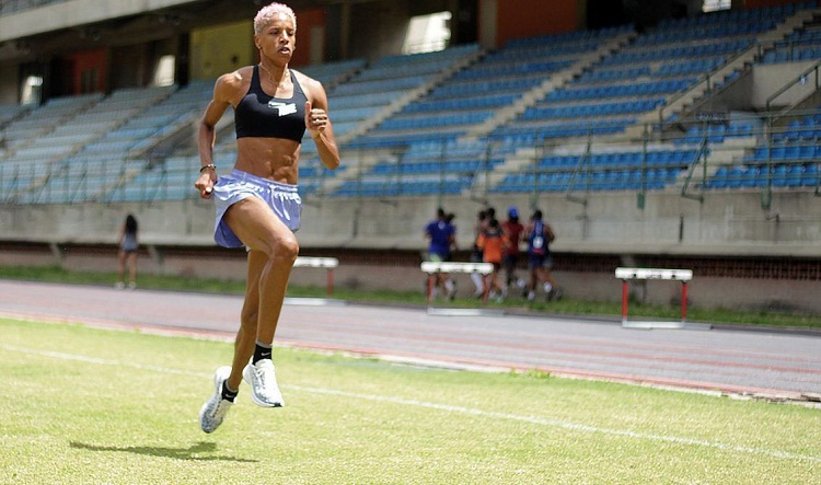 Yulimar Rojas entrena en el estadio Brígido Iriarte de Caracas