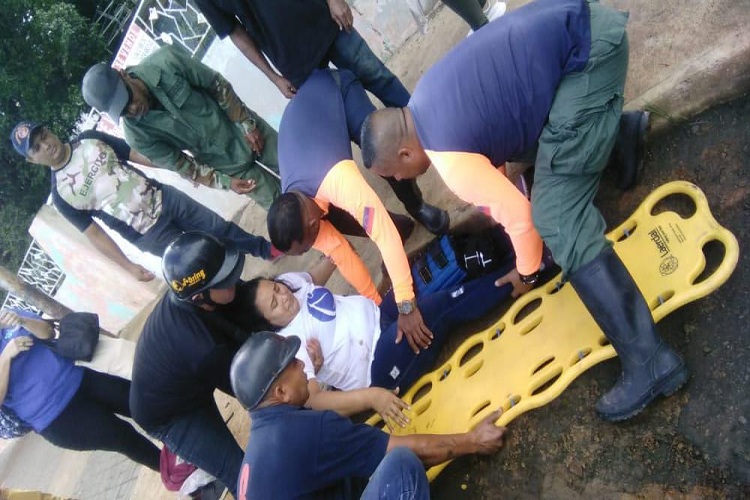 Coro: Trabajadora de Hidrofalcón resulta lesionada en colisión entre carro y moto