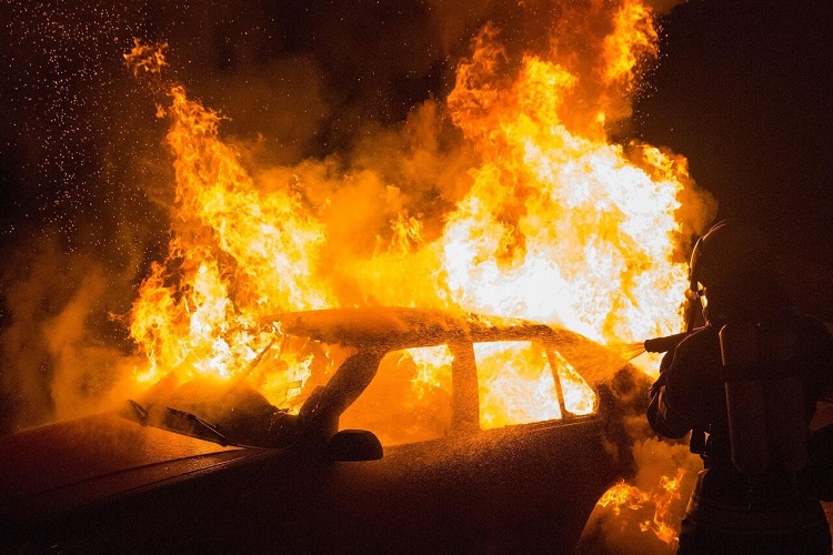 “Bajá que le voy a prender fuego al auto”: dijo la mujer a su expareja y cumplió su cometido