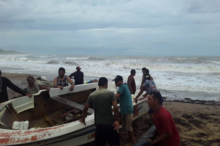 Pescador desaparece en Cumarebo y compañero logra ser rescatado