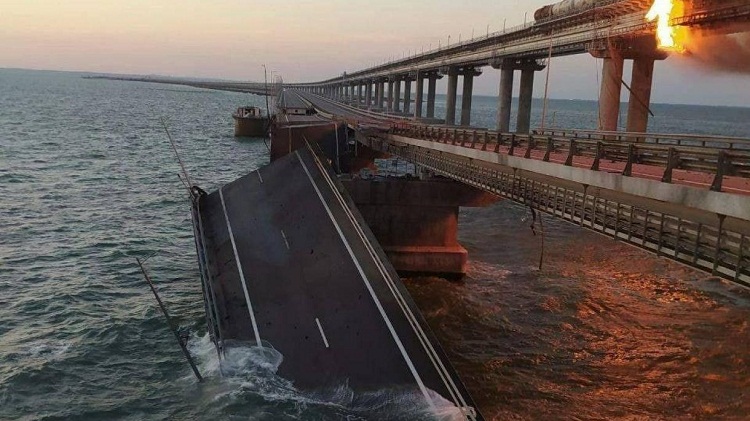 Explosión en puente que une Rusia con Crimea dejó al menos tres muertos