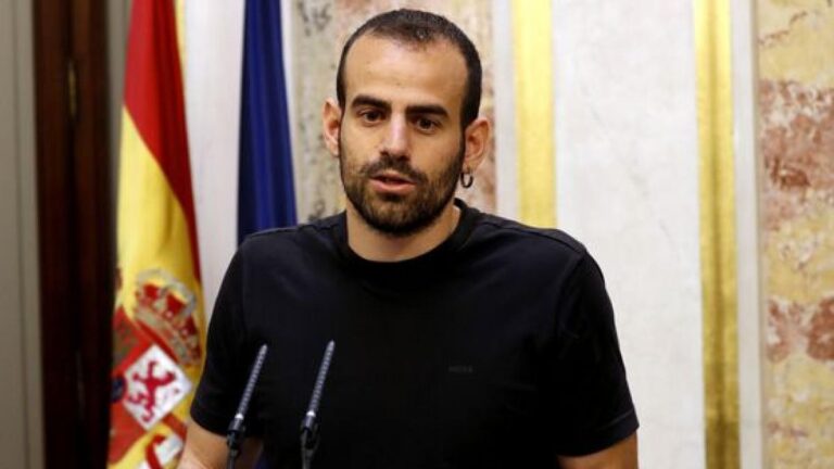 Diputado español denunciado por golpear a su pareja renuncia a su escaño