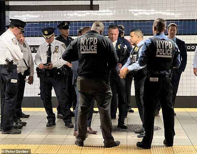 Hispano muere tras ser empujado a las vías del metro tras discusión en Nueva York