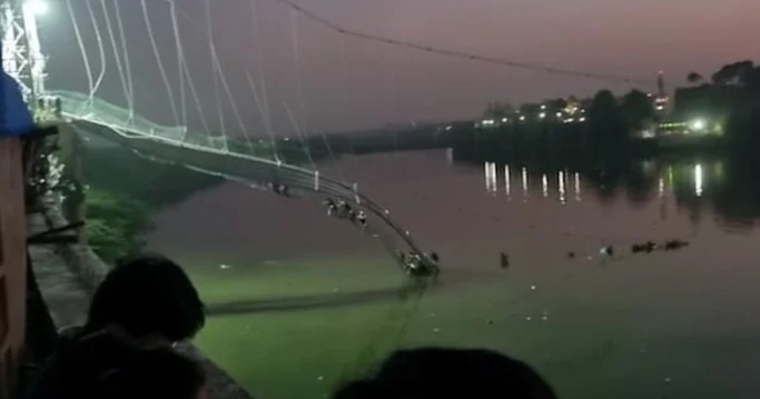 40 muertos deja colapso de un puente en el oeste de la India