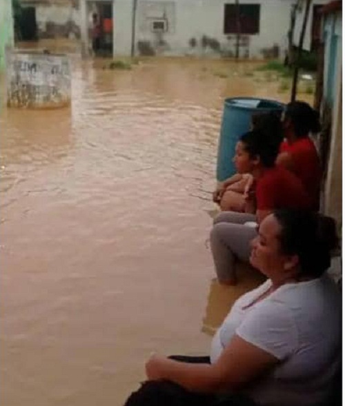 Aguacero inunda casas de Zazárida (Vídeo y fotos)