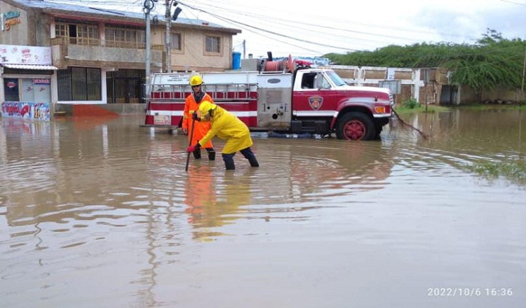 Bomberos Carirubana destapa drenajes de lluvias en sectores de Punto Fijo