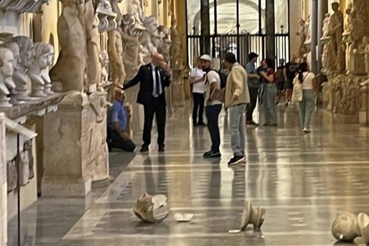 Hombre  tiró  al suelo dos esculturas del museo del vaticano porque le negaron ver al papa