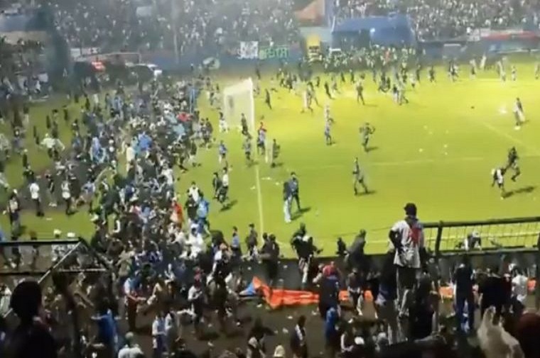 Al menos 127 muertos por disturbios en partido de fútbol en Indonesia