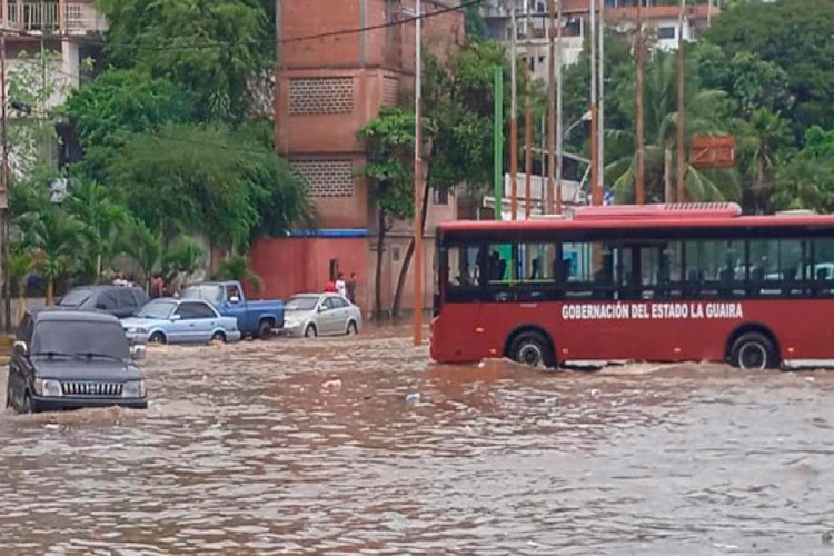 Activan centro de control de emergencias ante las fuertes lluvias en Venezuela