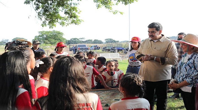Maduro propone perfeccionar leyes del Poder Popular