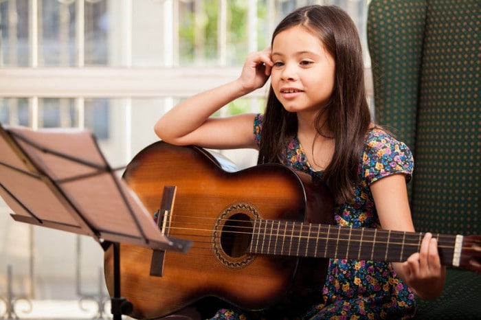 Tocar un instrumento musical en la infancia podría potenciar el cerebro