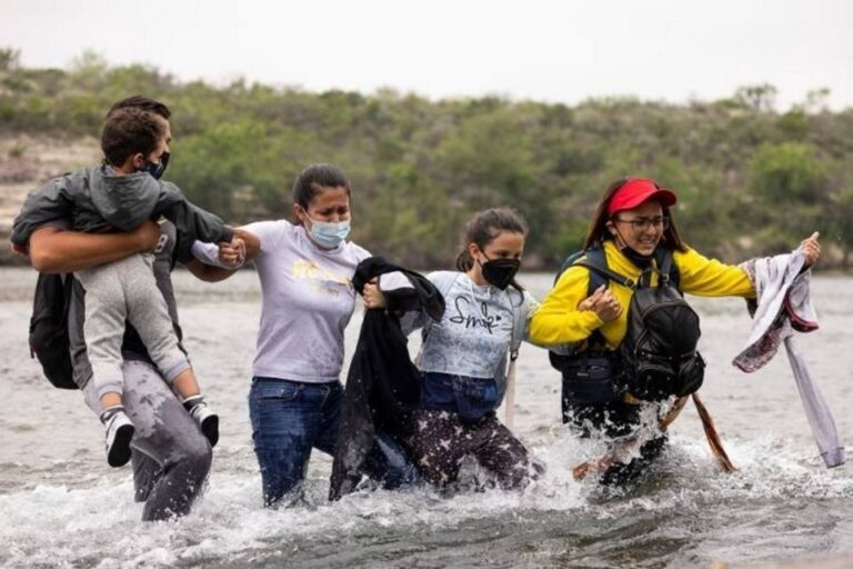 Congresistas demócratas piden a Biden anular medida contra migrantes venezolanos