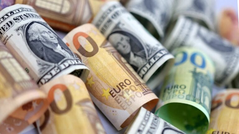 Importante banco ruso ve «irreversible» la renuncia al dólar y al euro por Moscú