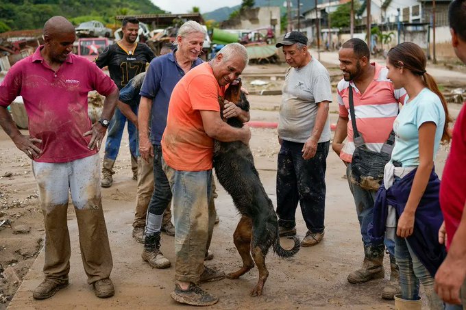 Sobreviviente se reencontró con su perro entre lodo y escombros en Las Tejerías