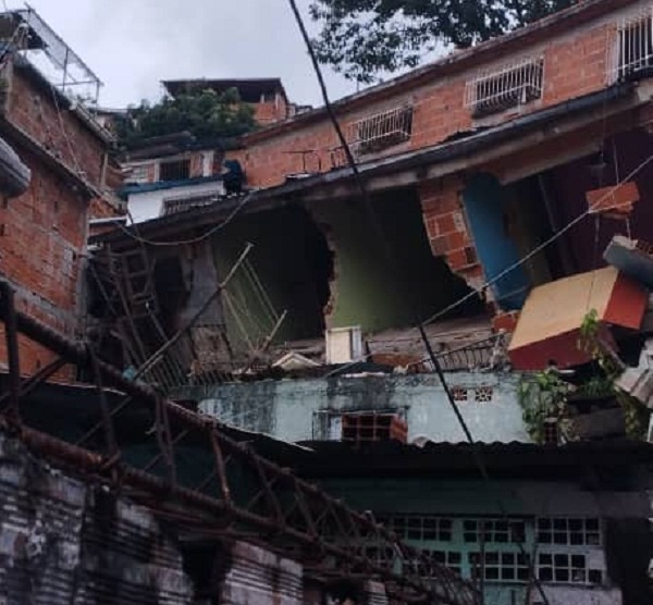Se derrumban varias viviendas en el 23 de enero de Caracas (VÍDEO Y FOTOS)