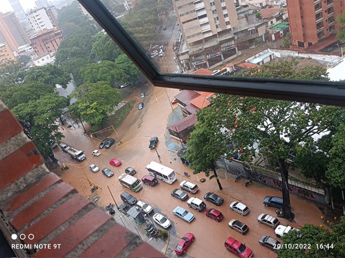 Lluvias y fuertes vientos causaron alarma en las calles de Caracas