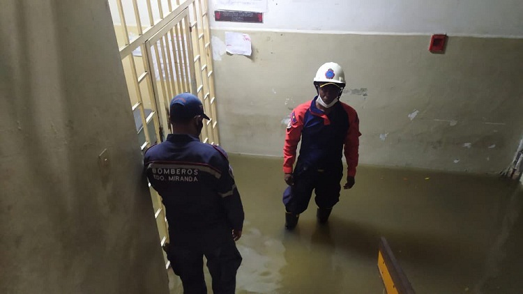 Desbordamiento de río en Guatire afectó 110 casas