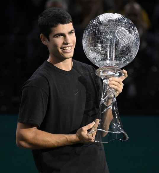Tenista Carlos Alcaraz recibe el trofeo del número uno más joven del mundo