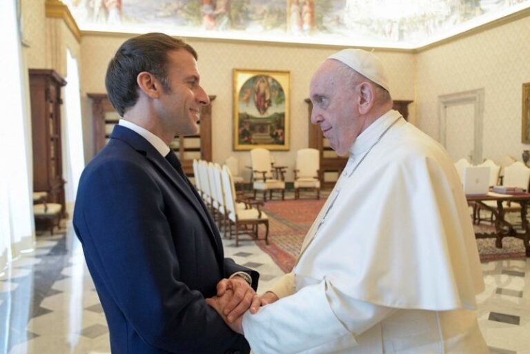 El papa se reúne en el Vaticano con el presidente francés