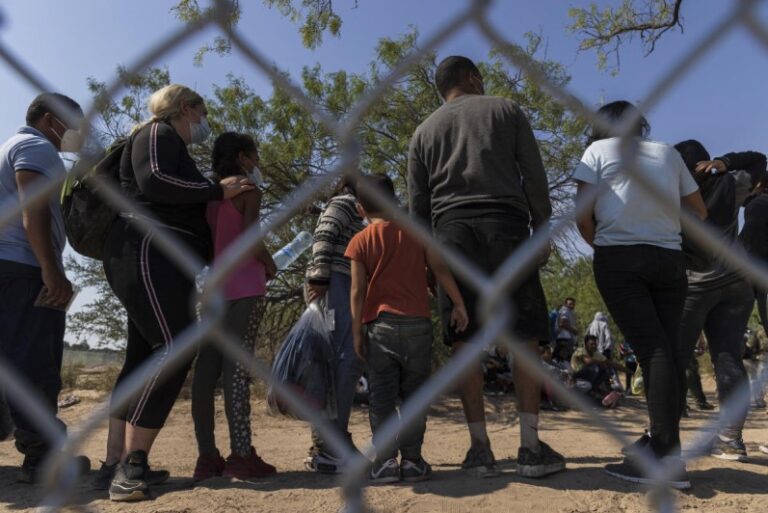 Miles de venezolanos varados en la frontera entre México y EEUU, según el NYT