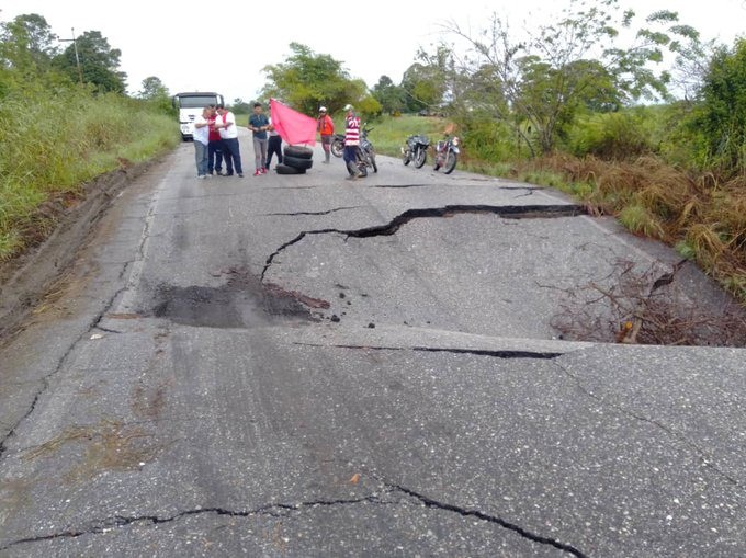 Cierran paso en la carretera nacional Machiques-Colón por fallas en el  pavimento
