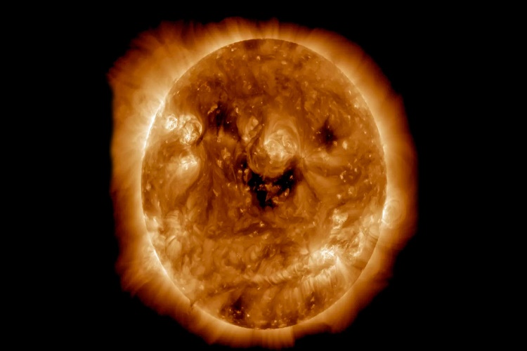 La NASA capta una imagen de la ‘sonrisa’ del Sol que podría afectar a la Tierra