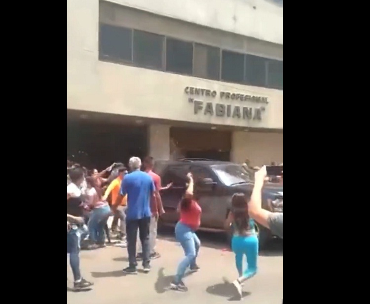 Guaidó luego de ser atacado en Anzoátegui: “La violencia no impedirá que Maduro salga del poder”