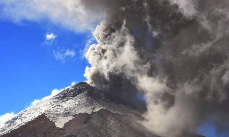Ecuador: Volcán Cotopaxi registra vibraciones bajas, emisión de gas y ceniza