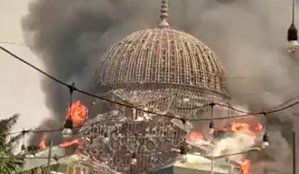 VÍDEO: Se derrumba cúpula de la Gran Mezquita del Centro Islámico de Yakarta