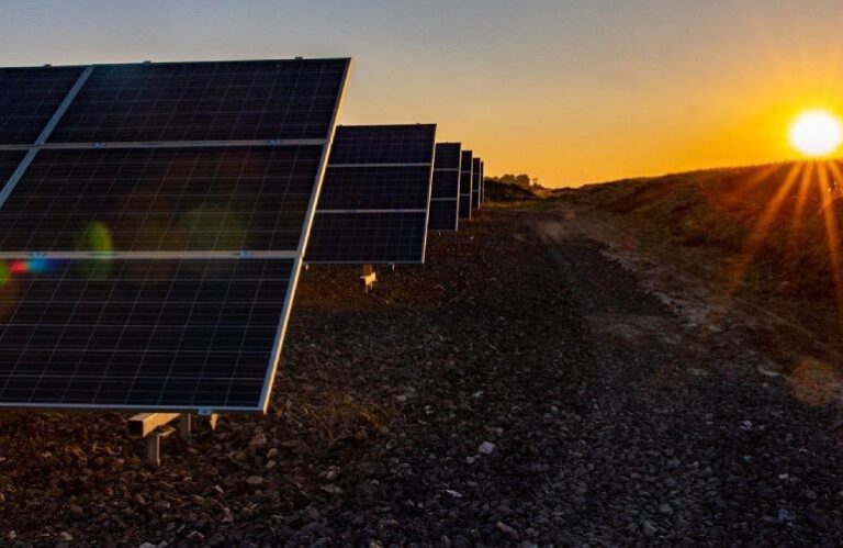Catar inaugura su primera planta de energía solar