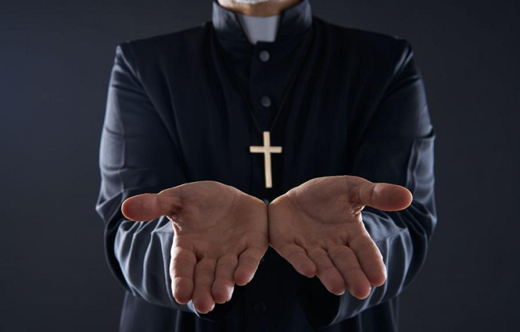 Detienen a sacerdote por abuso sexual de una persona con discapacidad